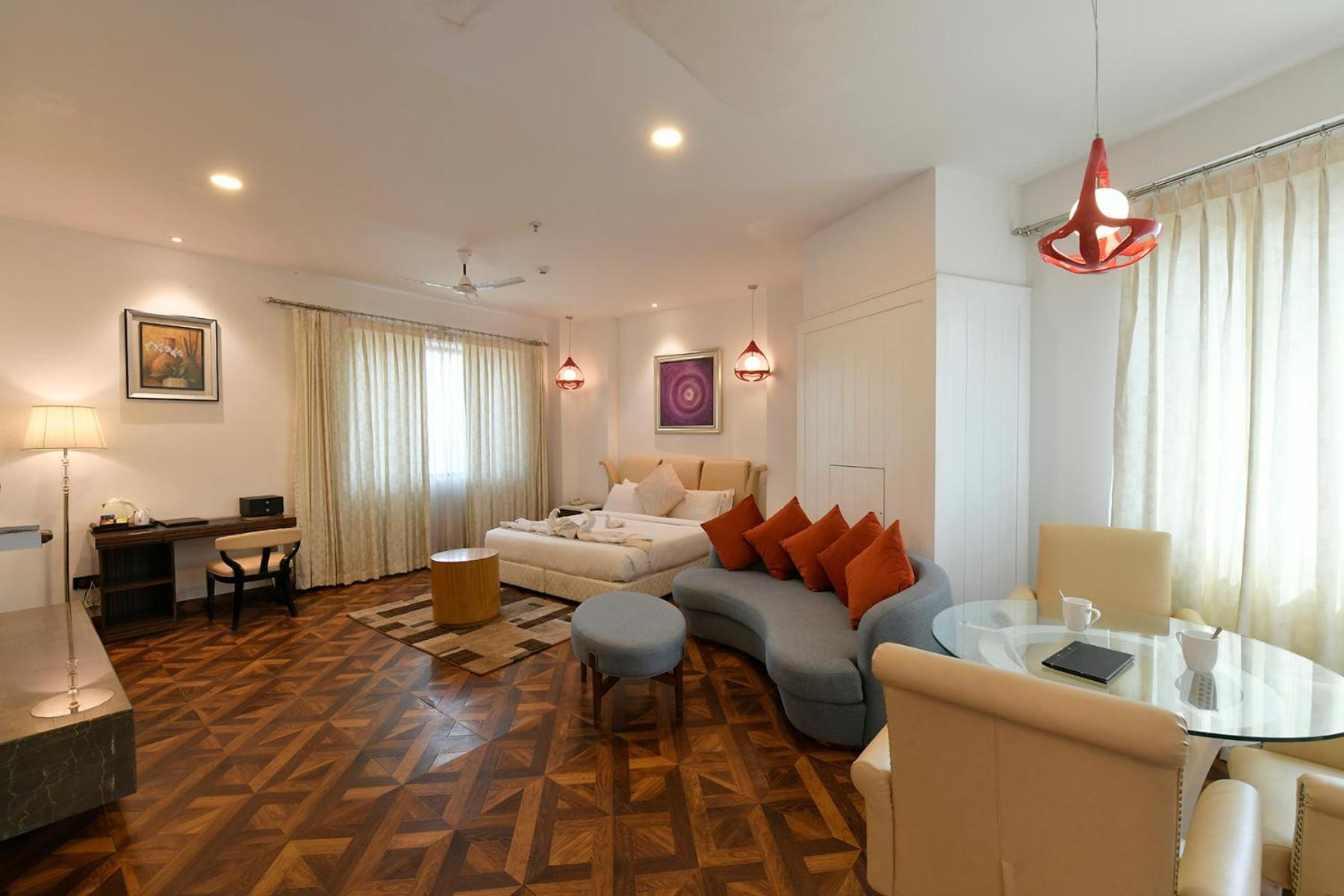 Pal Heights Mantra Hotel บูบันเนสชวาร์ ภายนอก รูปภาพ