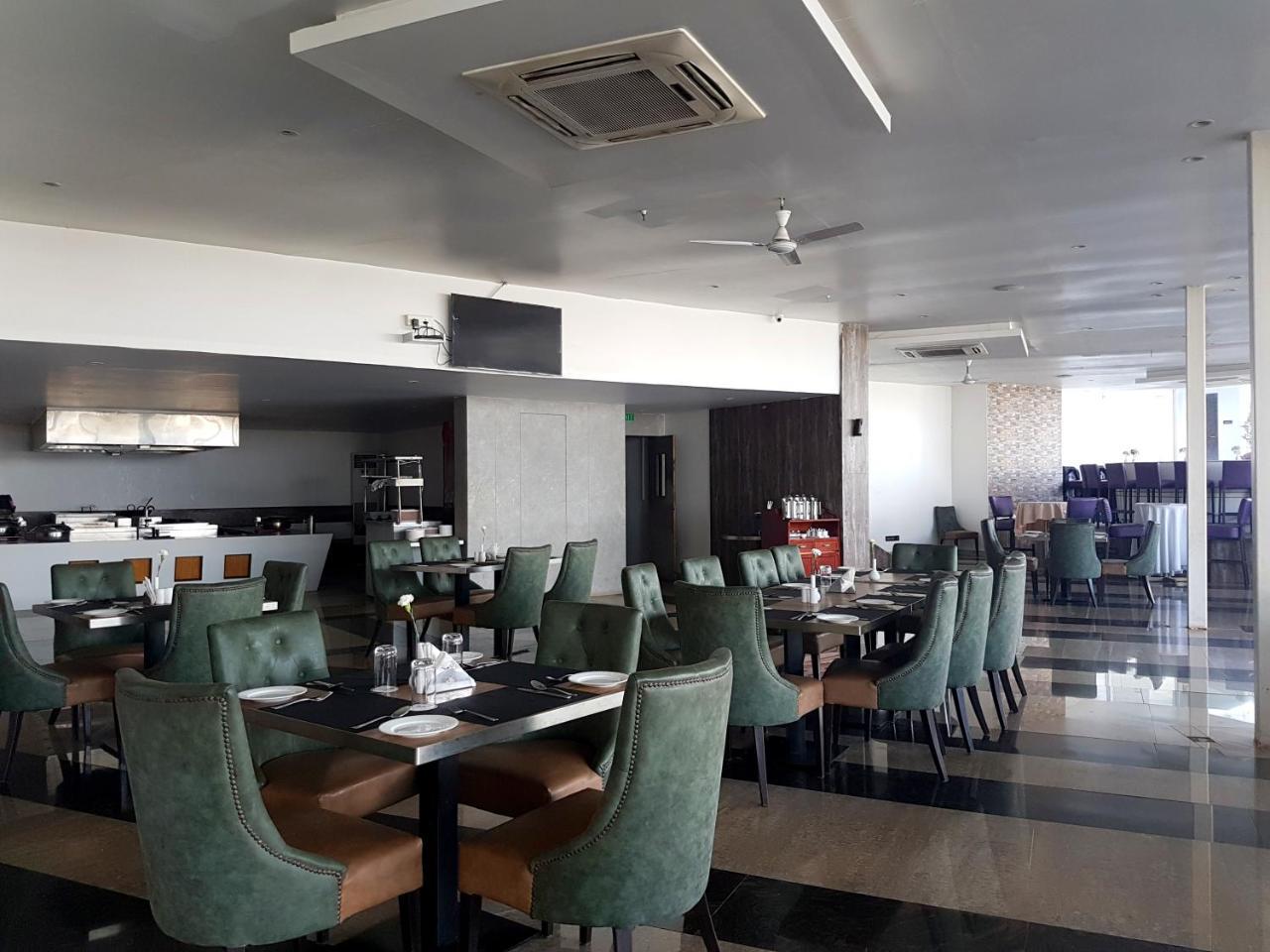 Pal Heights Mantra Hotel บูบันเนสชวาร์ ภายนอก รูปภาพ